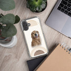 Telefoonhoesje met huisdierportret op de achtergrond Zandkleurige bogen en de naam Bella, op een bureau naast een notitieboek